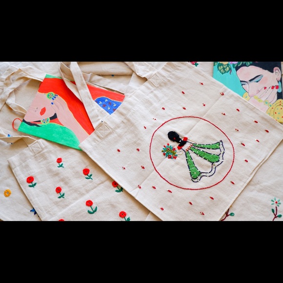 Bouquet girl hand embroidered tote bag, minimalistic boho chic bag, reusable bag - Picture 2 of 4